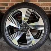 21″ AUDI E-TRON / Q8 – ORIGINALE ALUFÆLGE MED SOMMERDÆK – REF E70