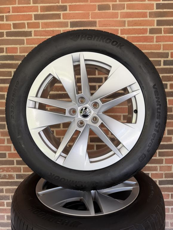 19” SKODA ENYAQ / ELROQ – ORIGINALE ALUFÆLGE MED SOMMERDÆK – REF E60