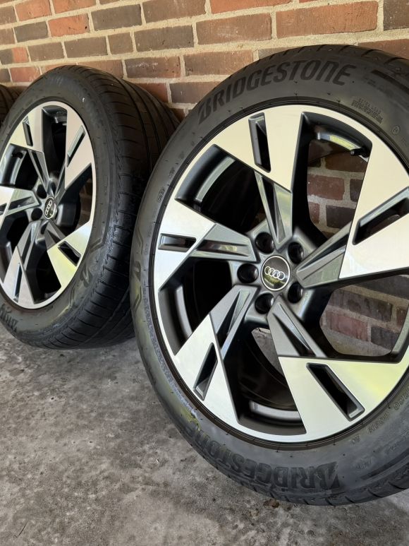 20″ AUDI E-TRON / Q8 – ORIGINALE ALUFÆLGE MED SOMMERDÆK – REF E55