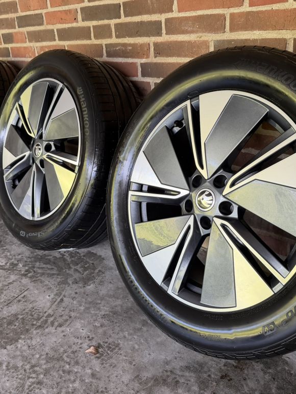 19” SKODA ENYAQ / ELROQ – ORIGINALE ALUFÆLGE MED SOMMERDÆK – REF E52