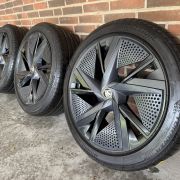 20” SKODA ENYAQ / ELROQ – ORIGINALE ALUFÆLGE MED SOMMERDÆK – REF E25