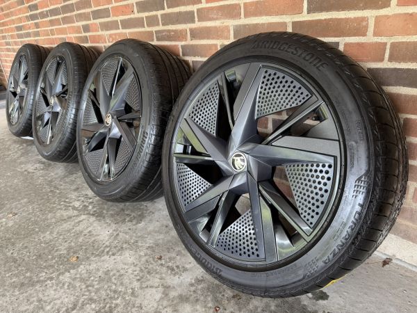 20” SKODA ENYAQ / ELROQ – ORIGINALE ALUFÆLGE MED SOMMERDÆK – REF E25