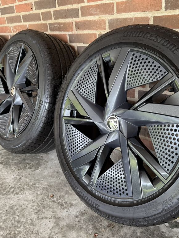 20” SKODA ENYAQ / ELROQ – ORIGINALE ALUFÆLGE MED SOMMERDÆK – REF E25