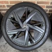 20” SKODA ENYAQ / ELROQ – ORIGINALE ALUFÆLGE MED SOMMERDÆK – REF E25