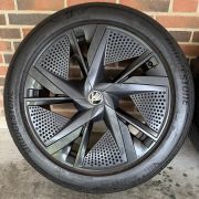 20” SKODA ENYAQ / ELROQ – ORIGINALE ALUFÆLGE MED SOMMERDÆK – REF E25