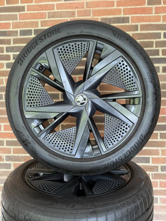 20” SKODA ENYAQ / ELROQ – ORIGINALE ALUFÆLGE MED SOMMERDÆK – REF E25