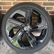 20” VW ID3 / CUPRA BORN – ORIGINALE ALUFÆLGE MED SOMMERDÆK – REF E45
