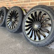 19″ TESLA Y + JUNIPER – NYE KOMPLETTE VINTERHJUL – REF V27