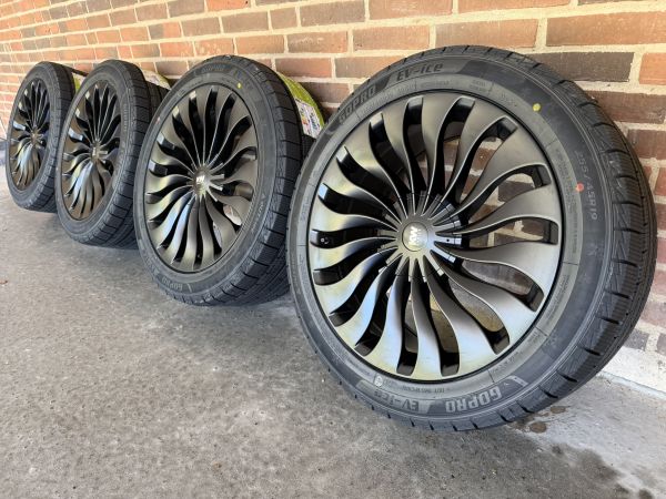 19″ TESLA Y + JUNIPER – NYE KOMPLETTE VINTERHJUL – REF V27