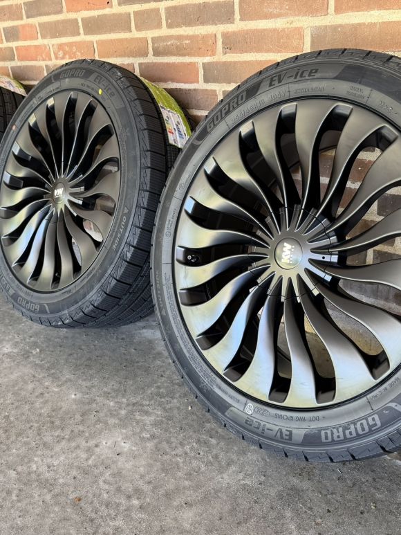 19″ TESLA Y + JUNIPER – NYE KOMPLETTE VINTERHJUL – REF V27