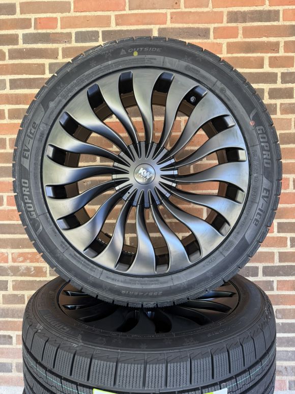 19″ TESLA Y + JUNIPER – NYE KOMPLETTE VINTERHJUL – REF V27