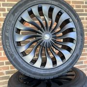 19″ TESLA Y + JUNIPER – NYE KOMPLETTE VINTERHJUL – REF V27