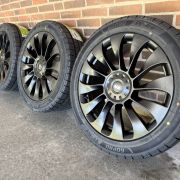 19″ TESLA Y + JUNIPER – NYE KOMPLETTE VINTERHJUL – REF V28