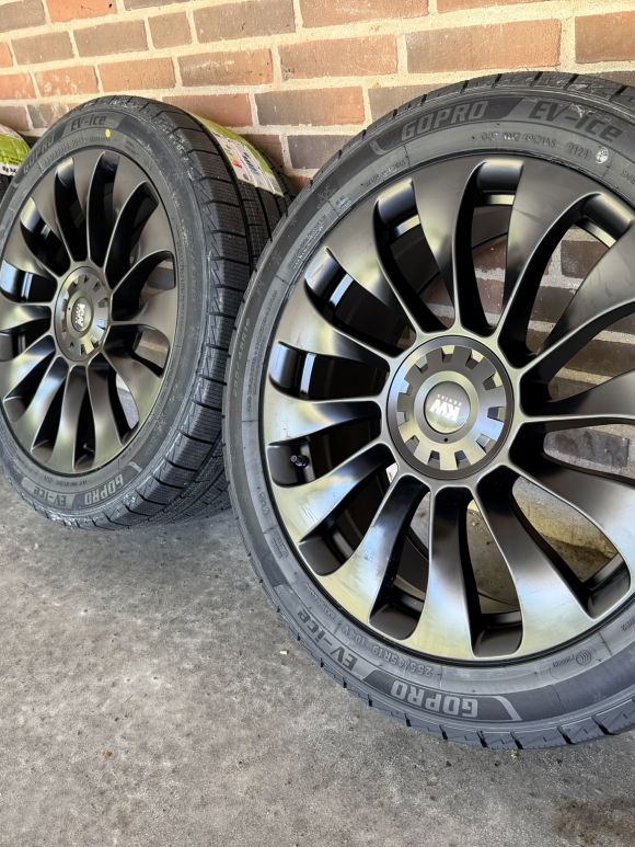 19″ TESLA Y + JUNIPER – NYE KOMPLETTE VINTERHJUL – REF V28