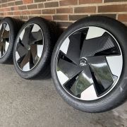 19” VOLVO EX30 – ORIGINALE ALUFÆLGE MED SOMMERDÆK- REF P127