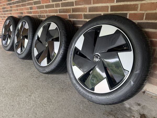 19” VOLVO EX30 – ORIGINALE ALUFÆLGE MED SOMMERDÆK- REF P127
