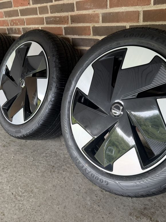 19” VOLVO EX30 – ORIGINALE ALUFÆLGE MED SOMMERDÆK- REF P127