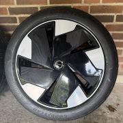 19” VOLVO EX30 – ORIGINALE ALUFÆLGE MED SOMMERDÆK- REF P127