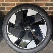 19” VOLVO EX30 – ORIGINALE ALUFÆLGE MED SOMMERDÆK- REF P127