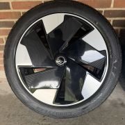 19” VOLVO EX30 – ORIGINALE ALUFÆLGE MED SOMMERDÆK- REF P127