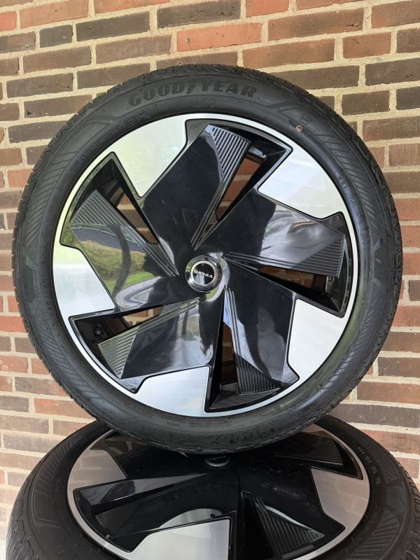 19” VOLVO EX30 – ORIGINALE ALUFÆLGE MED SOMMERDÆK- REF P127