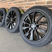 19″ TESLA Y + JUNIPER – NYE KOMPLETTE VINTERHJUL – REF V41