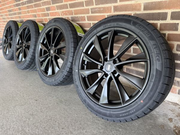 19″ TESLA Y + JUNIPER – NYE KOMPLETTE VINTERHJUL – REF V41