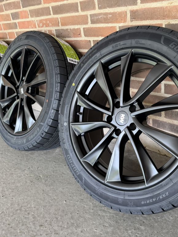 19″ TESLA Y + JUNIPER – NYE KOMPLETTE VINTERHJUL – REF V41
