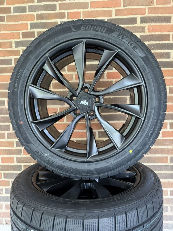 19″ TESLA Y + JUNIPER – NYE KOMPLETTE VINTERHJUL – REF V41