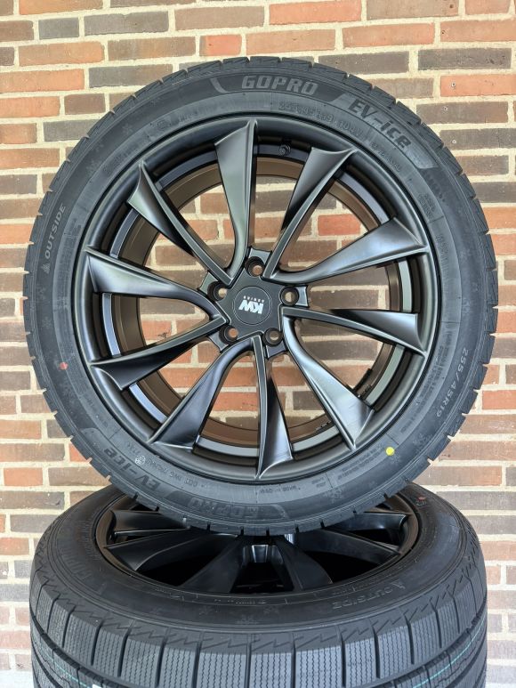 19″ TESLA Y + JUNIPER – NYE KOMPLETTE VINTERHJUL – REF V41