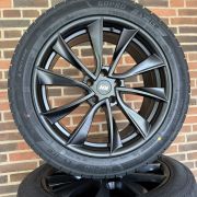 19″ TESLA Y + JUNIPER – NYE KOMPLETTE VINTERHJUL – REF V41