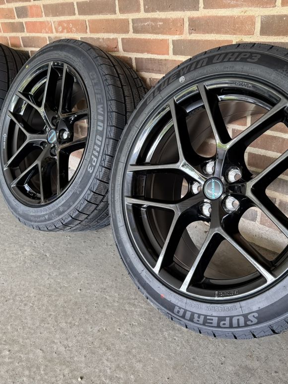 19″ TESLA Y + JUNIPER – NYE KOMPLETTE VINTERHJUL – REF V60