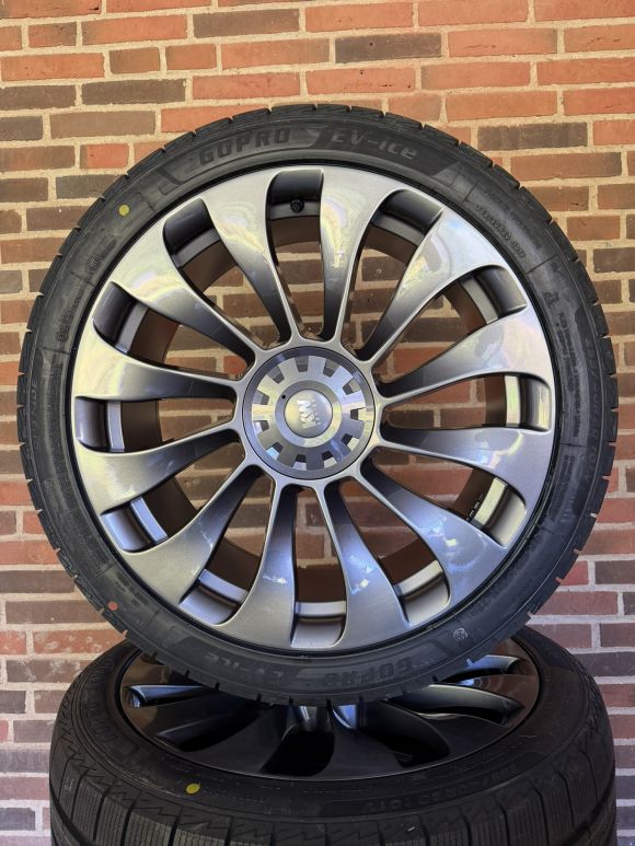 20″ TESLA Y + JUNIPER – NYE KOMPLETTE VINTERHJUL – REF V61