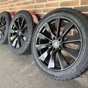 19″ TESLA Y + JUNIPER – NYE KOMPLETTE VINTERHJUL – REF V120
