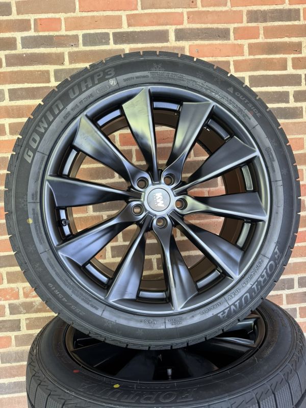 19″ TESLA Y + JUNIPER – NYE KOMPLETTE VINTERHJUL – REF V120