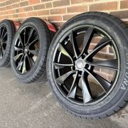 19″ TESLA Y + JUNIPER – NYE KOMPLETTE VINTERHJUL – REF V121