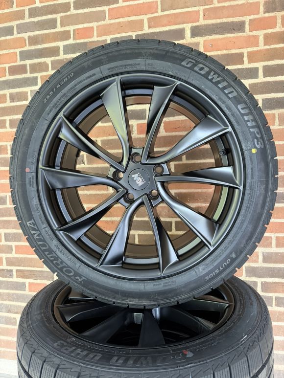 19″ TESLA Y + JUNIPER – NYE KOMPLETTE VINTERHJUL – REF V121