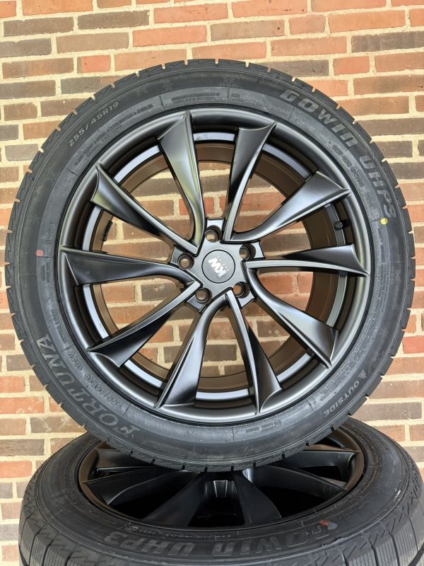 19″ TESLA Y + JUNIPER – NYE KOMPLETTE VINTERHJUL – REF V121