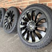 19″ TESLA Y + JUNIPER – NYE KOMPLETTE VINTERHJUL – REF V122