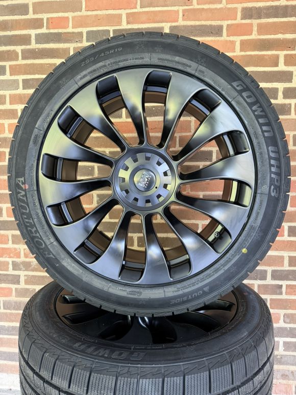 19″ TESLA Y + JUNIPER – NYE KOMPLETTE VINTERHJUL – REF V122