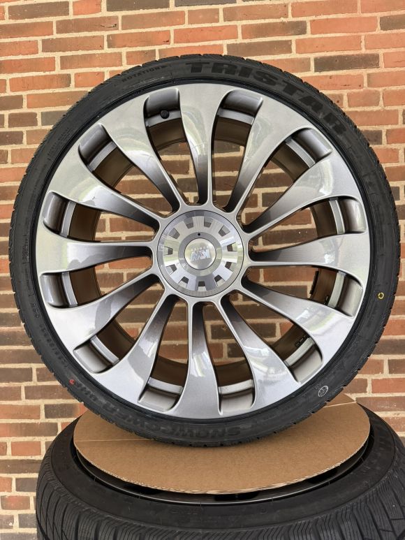 21″ TESLA Y + JUNIPER – NYE KOMPLETTE VINTERHJUL – REF V174